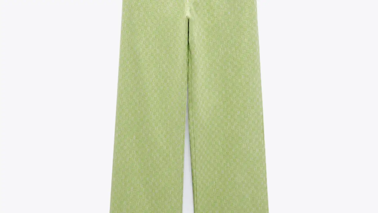 Pantalón verde de corte recto.