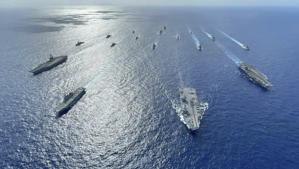 El grupo de ataque del portaaviones del Reino Unido, liderado por el HMS Queen Elizabeth, y las Fuerzas de Autodefensa Marítima de Japón se unen a los grupos de ataque de portaaviones de la Armada de los Estados Unidos, liderados por los buques insignia USS Ronald Reagan y USS Carl Vinson