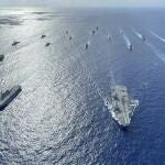 El grupo de ataque del portaaviones del Reino Unido, liderado por el HMS Queen Elizabeth, y las Fuerzas de Autodefensa Marítima de Japón se unen a los grupos de ataque de portaaviones de la Armada de los Estados Unidos, liderados por los buques insignia USS Ronald Reagan y USS Carl Vinson