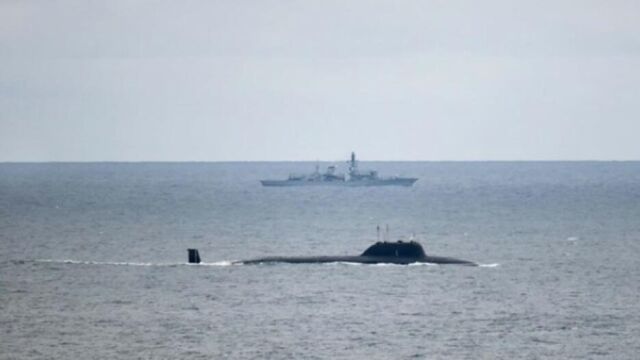 La fragata británica HMS Portland escolta a un submarino ruso en el Mar del Norte