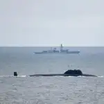 La fragata británica HMS Portland escolta a un submarino ruso en el Mar del Norte