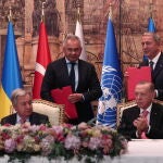 Tayyip Erdogan y Antonio Guterres durante el acto de firma acuerdo para desbloquear la exportación de grano