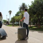 Dos turistas con maletas por Andalucía. AEHCOS