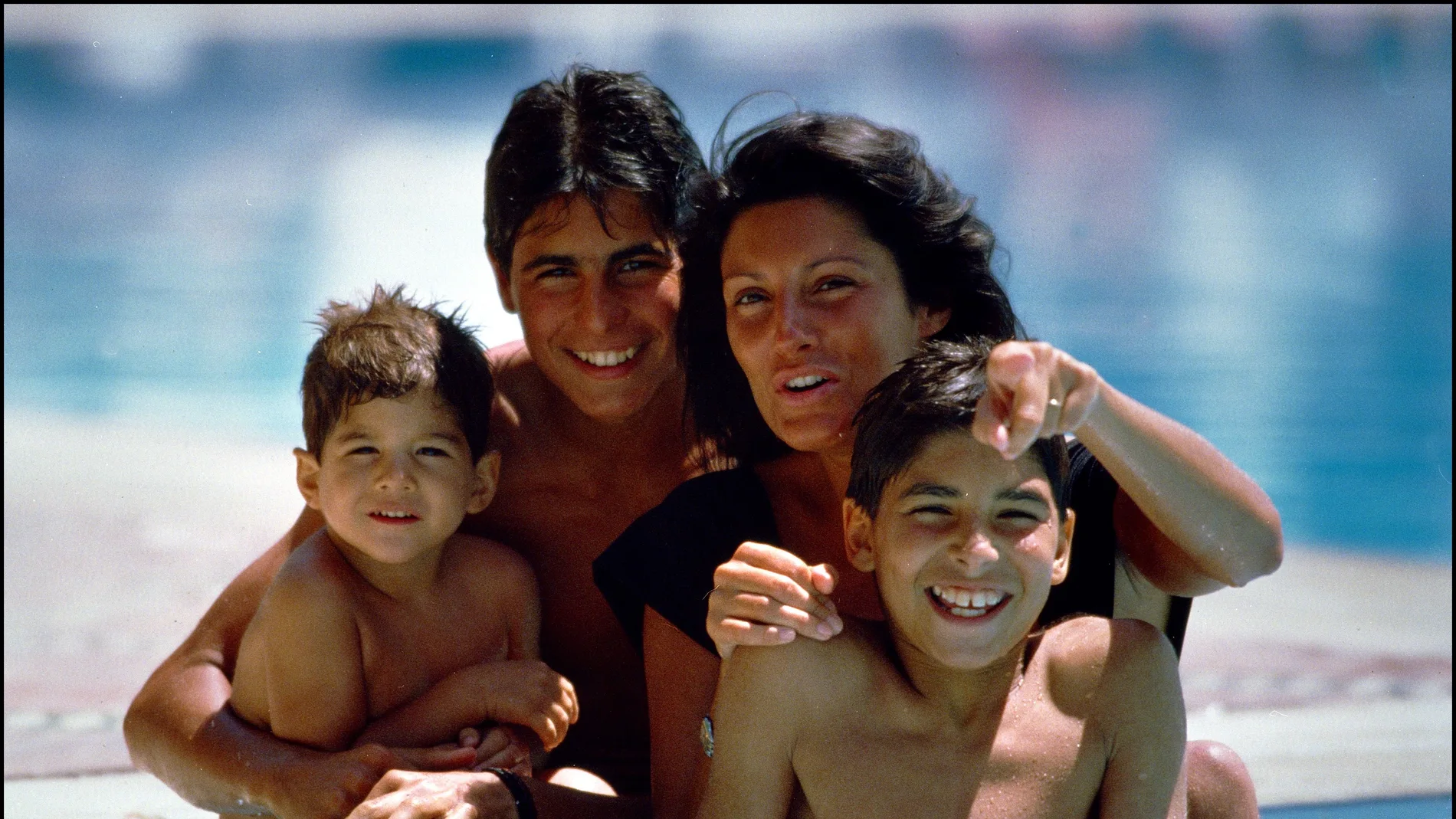 Carmen Ordóñez con sus hijos, Francisco, Cayetano y Julián. AH / ©KORPA