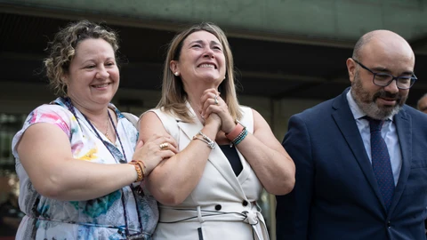 La madre de Marta Calvo, Marisol Burón (c), junto a su abogada, Pilar Jové, y al letrado de la acusación particular, Juan Carlos Navarro, celebran la lectura pública de la decisión final del Jurado Popular que declara culpable en a Jorge Ignacio Palma