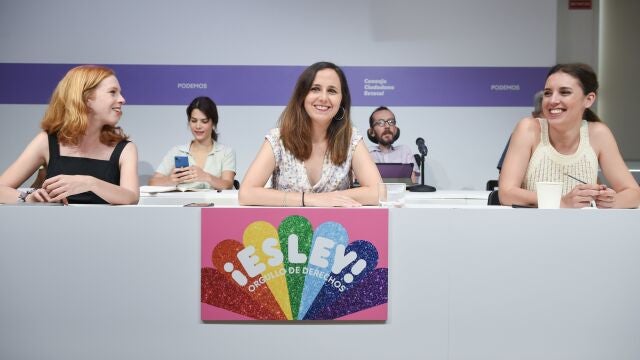 La secretaria de Organización de Podemos, Lilith Verstrynge; la ministra de Derechos Sociales y Agenda 2030, Ione Belarra, y la ministra de Igualdad, Irene Montero, durante una reunión del Consejo Ciudadanos Estatal de Podemos, en la Sede de Podemos, a 9 de julio de 2022, en Madrid (España)