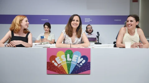 La secretaria de Organización de Podemos, Lilith Verstrynge; la ministra de Derechos Sociales y Agenda 2030, Ione Belarra, y la ministra de Igualdad, Irene Montero, durante una reunión del Consejo Ciudadanos Estatal de Podemos, en la Sede de Podemos, a 9 de julio de 2022, en Madrid (España)