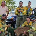 Los brigadistas con el corzo rescatado