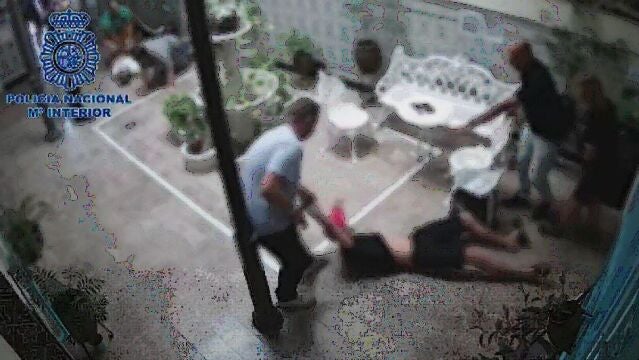 El momento de la detención de dos de los fugitivos en un hotel de Sevilla