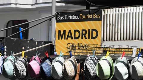 Vista de un bar turístico con sombreros para los clientes