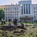 La Policía inspecciona el lugar del impacto de un misil ruso en la Facultad de la Universidad de Economía en Jarkiv, este sábado