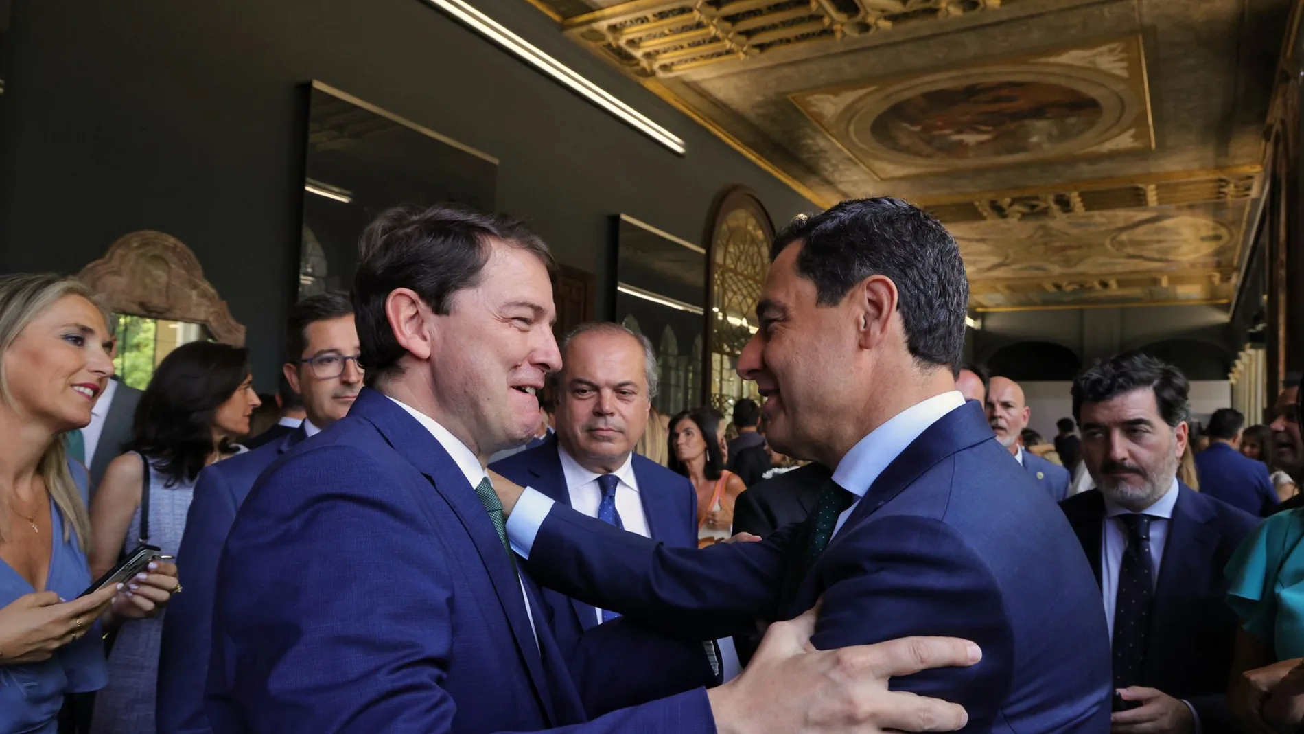 Alfonso Fernández Mañueco felicita a Juan Manuel Moreno durante su toma de posesión como presidente de Andalucía