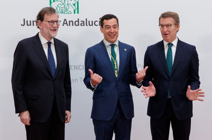 Juanma Moreno, entre el expresidente del Gobierno Mariano Rajoy y el presidente del PP, Alberto Núñez Feijóo, este sábado en Sevilla