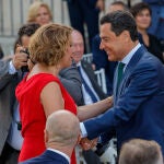 El presidente de la Junta de Andalucía, Juanma Moreno, y la expresidenta Susana Díaz, se saludan 