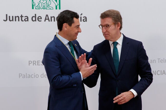 El presidente de la Junta de Andalucía, Juanma Moreno, y el presidente del PP, Alberto Nuñez Feijoo