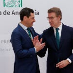 El presidente de la Junta de Andalucía, Juanma Moreno, y el presidente del PP, Alberto Nuñez Feijoo