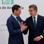 El presidente de la Junta de Andalucía, Juanma Moreno, y el presidente del PP, Alberto Nuñez Feijoo