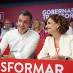 El presidente del Gobierno, Pedro Sánchez, junto a la ministra de Hacienda y vicesecretaria general del PSOE, María Jesús Montero