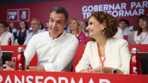 El presidente del Gobierno, Pedro Sánchez, junto a la ministra de Hacienda y vicesecretaria general del PSOE, María Jesús Montero