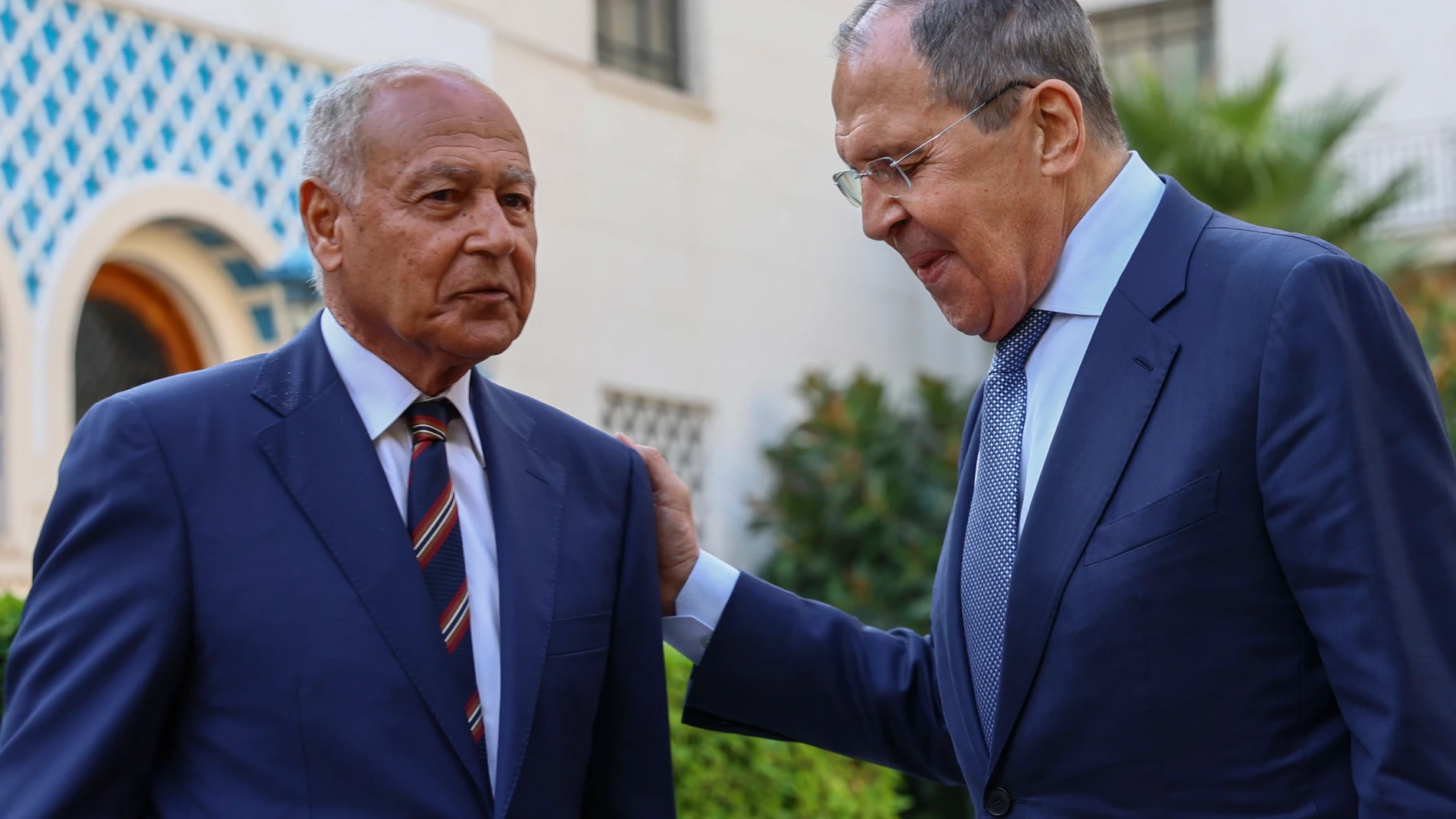 El Ministro de Exteriores ruso conversa con el Secretario General de la Liga Árabe, Ahmed Aboul Gheit.