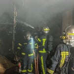 MADRID, 24/07/2022.- Un varón de 48 años ha ingresado este domingo en estado crítico en el hospital de Getafe resultado tras sufrir quemaduras graves en el incendio del garaje de un chalé en Parla. El incendio estaba localizado en el interior del garaje y cuando los bomberos han podido acceder a él han hallado a un hombre en el suelo que estaba en parada cardiorrespiratoria. EFE/Emergencias 112 Comunidad de Madrid - SOLO USO EDITORIAL/SOLO DISPONIBLE PARA ILUSTRAR LA NOTICIA QUE ACOMPAÑA (CRÉDITO OBLIGATORIO) -