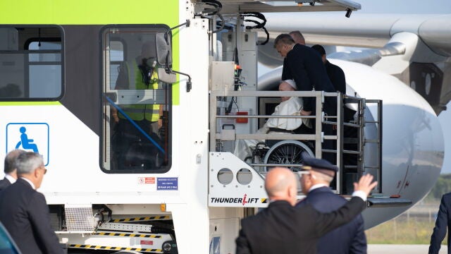 Fiumicino (Italy), 24/07/2022.- Pope Francis is lifted aboard the airplane that will take him to Canada for his apostolic journey, at Leonardo Da Vinci Airport, Fiumicino, Italy, 24 July 2022. The five-days visit is the first papal visit to Canada in 20 years. (Papa, Italia) EFE/EPA/Redazione Telenews