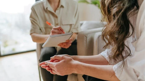 Una mujer en la consulta del psicólogo