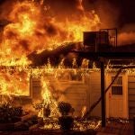 Las llamas consumen una casa en Triangle Rd. mientras arde el incendio de Oak en el condado de Mariposa, California