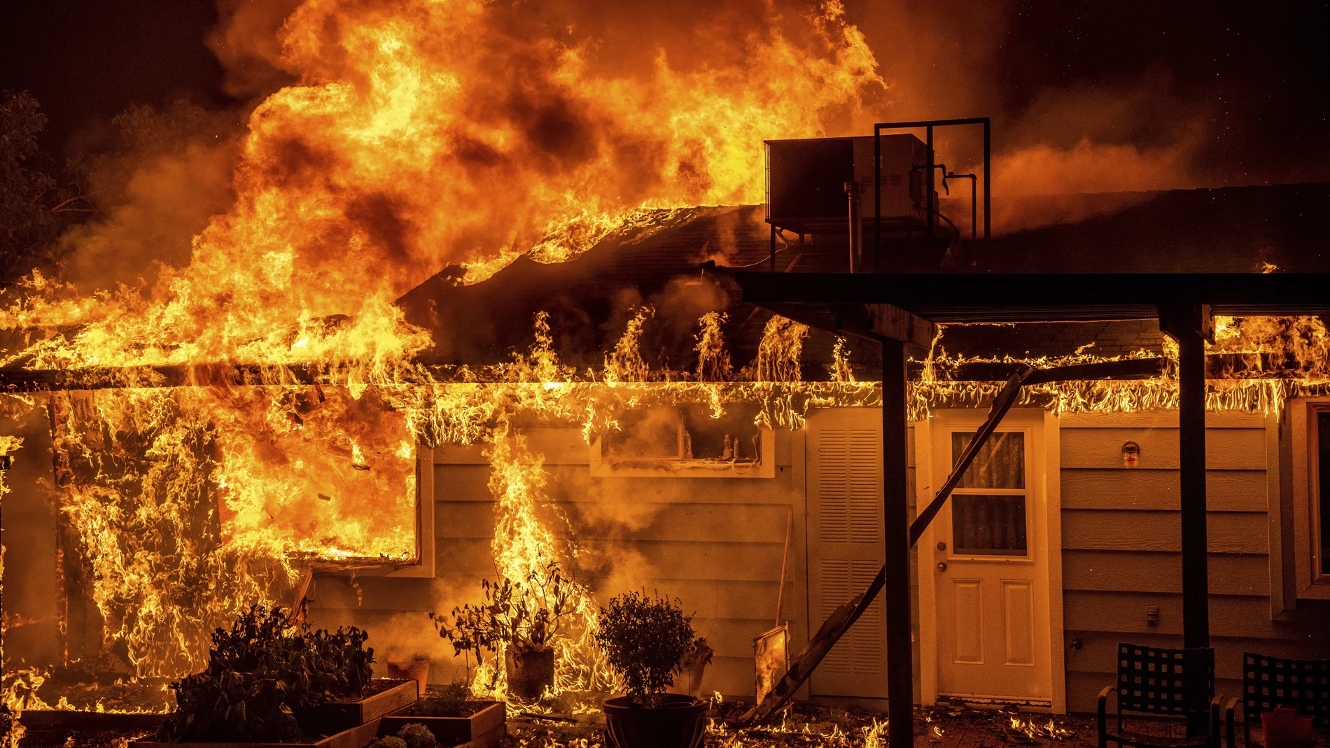 Las llamas consumen una casa en Triangle Rd. mientras arde el incendio de Oak en el condado de Mariposa, California