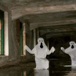 Aunque nos disfracemos de fantasma, no podemos atravesar el suelo