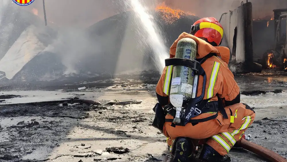 Bomberos de Valencia trabajando en el incendio