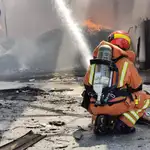 Bomberos de Valencia trabajando en el incendio