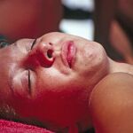 Mujer quemándose la piel al Sol