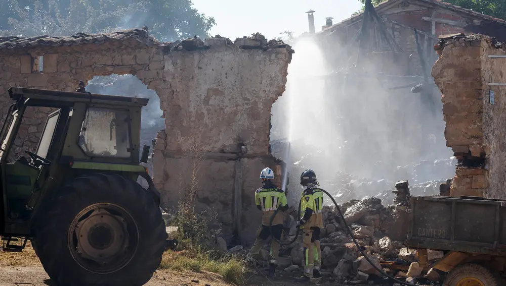 Un bombero trabaja en la extinción del incendio en Santibañez del Val en Burgos, que se suma a los fuegos de riesgo en Castilla y León, con probable origen intencionado. EFE/Santi Otero