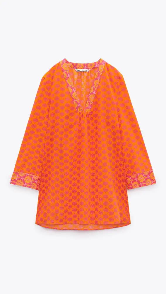 Vestido corto de manga larga y escote en pico.