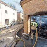 Un bombero trabaja en la extinción del incendio en Santibañez del Val en Burgos, que se suma a los fuegos de riesgo en Castilla y León, con probable origen intencional