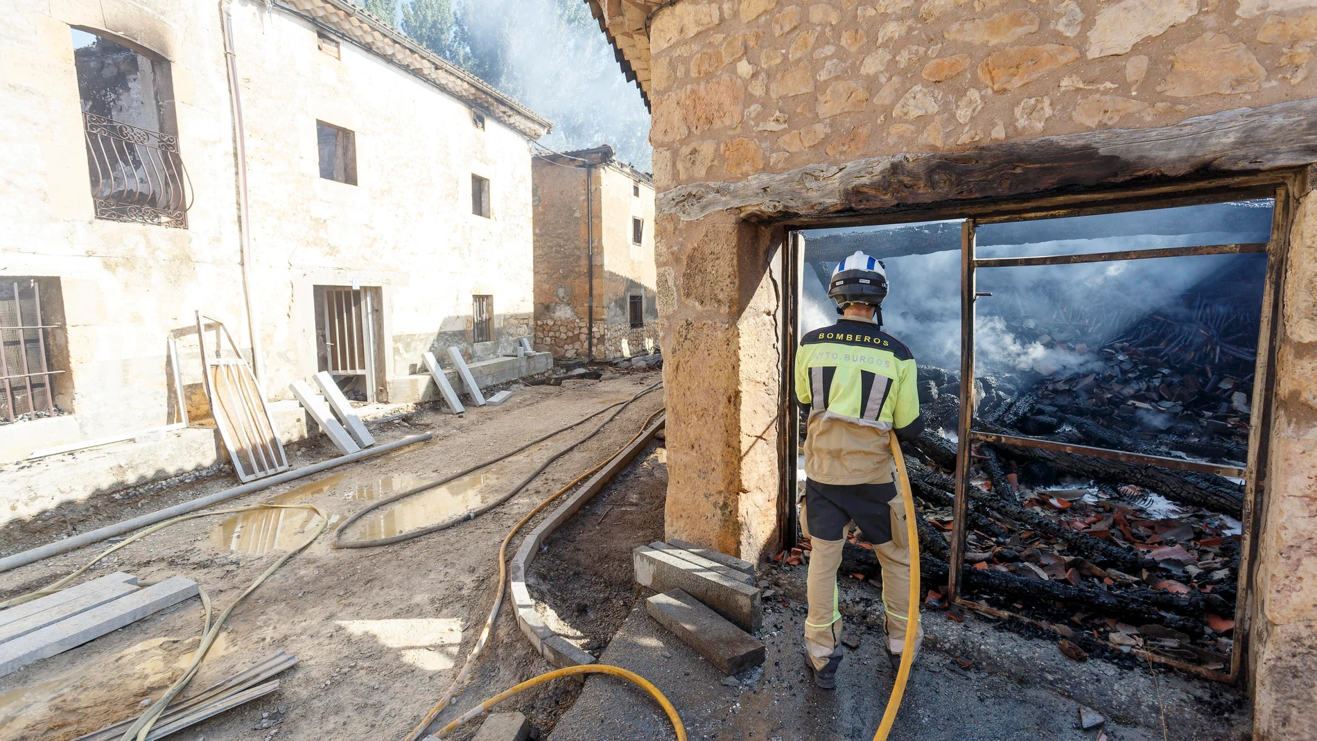 Un bombero trabaja en la extinción del incendio en Santibañez del Val en Burgos, que se suma a los fuegos de riesgo en Castilla y León, con probable origen intencional