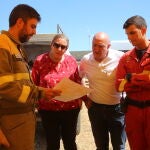 El consejero de la Presidencia, Jesús Julio Carnero, y la consejera de Familia, Isabel Blanco, vistan el puesto de mando avanzado del incendio de Losacio