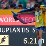 Armand Duplantis celebra su nuevo récord del mundo de salto con pértiga