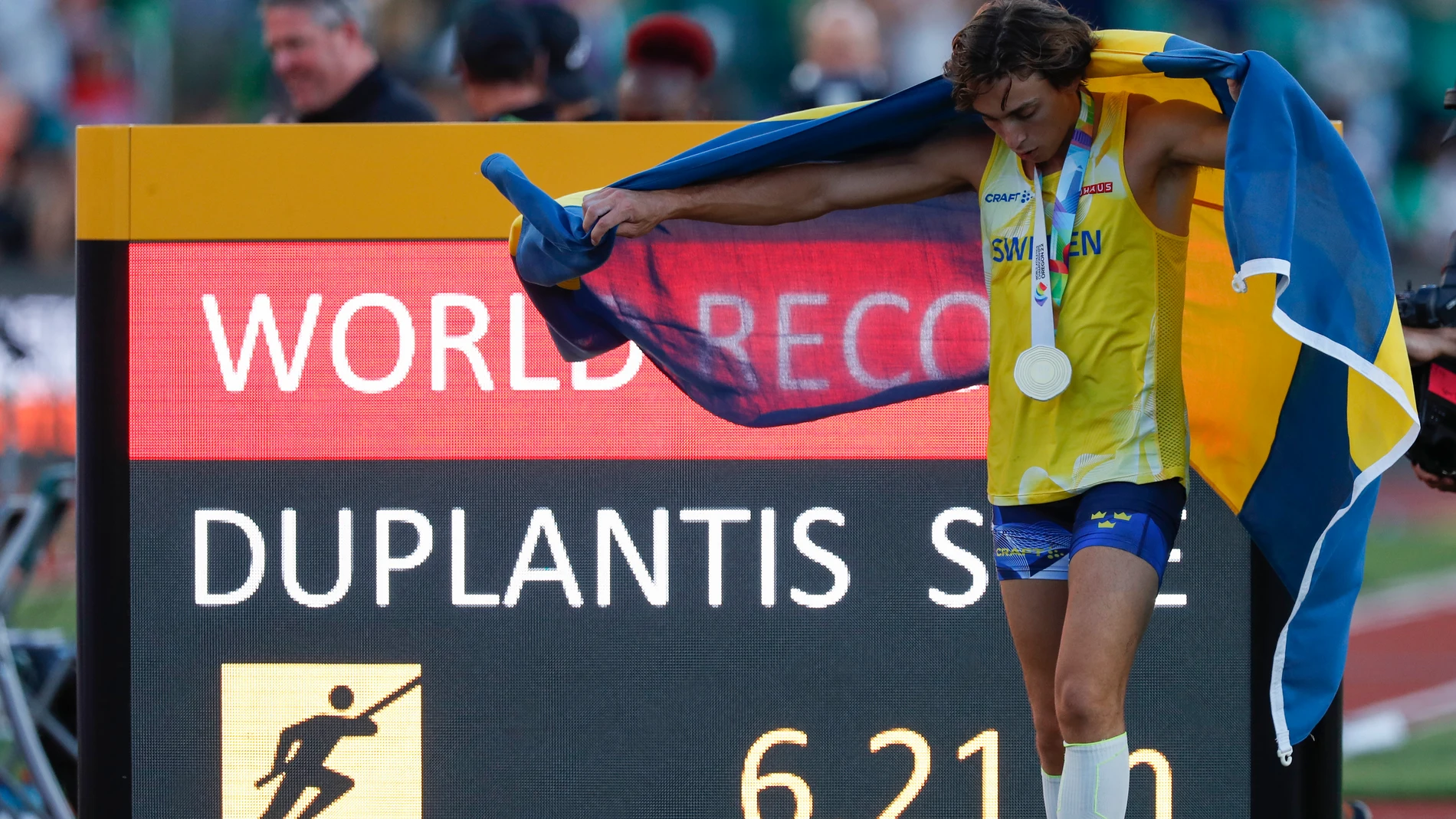 Armand Duplantis celebra su nuevo récord del mundo de salto con pértiga