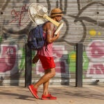 Un hombre con un ventilador por la calle