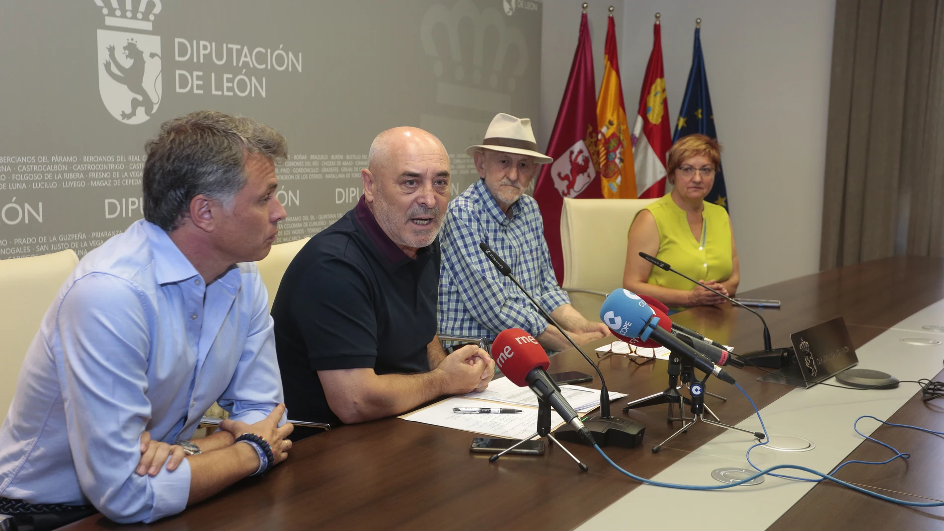 El vicepresidente de la Diputación de León, Matías Llorente, y la diputada de Desarrollo Rural, Avelina Vidal, acompañan al presidente de la Denominación de Origen León, Rafael Blanco, y al alcalde de Valencia de Don Juan, Juan Pablo Regadera