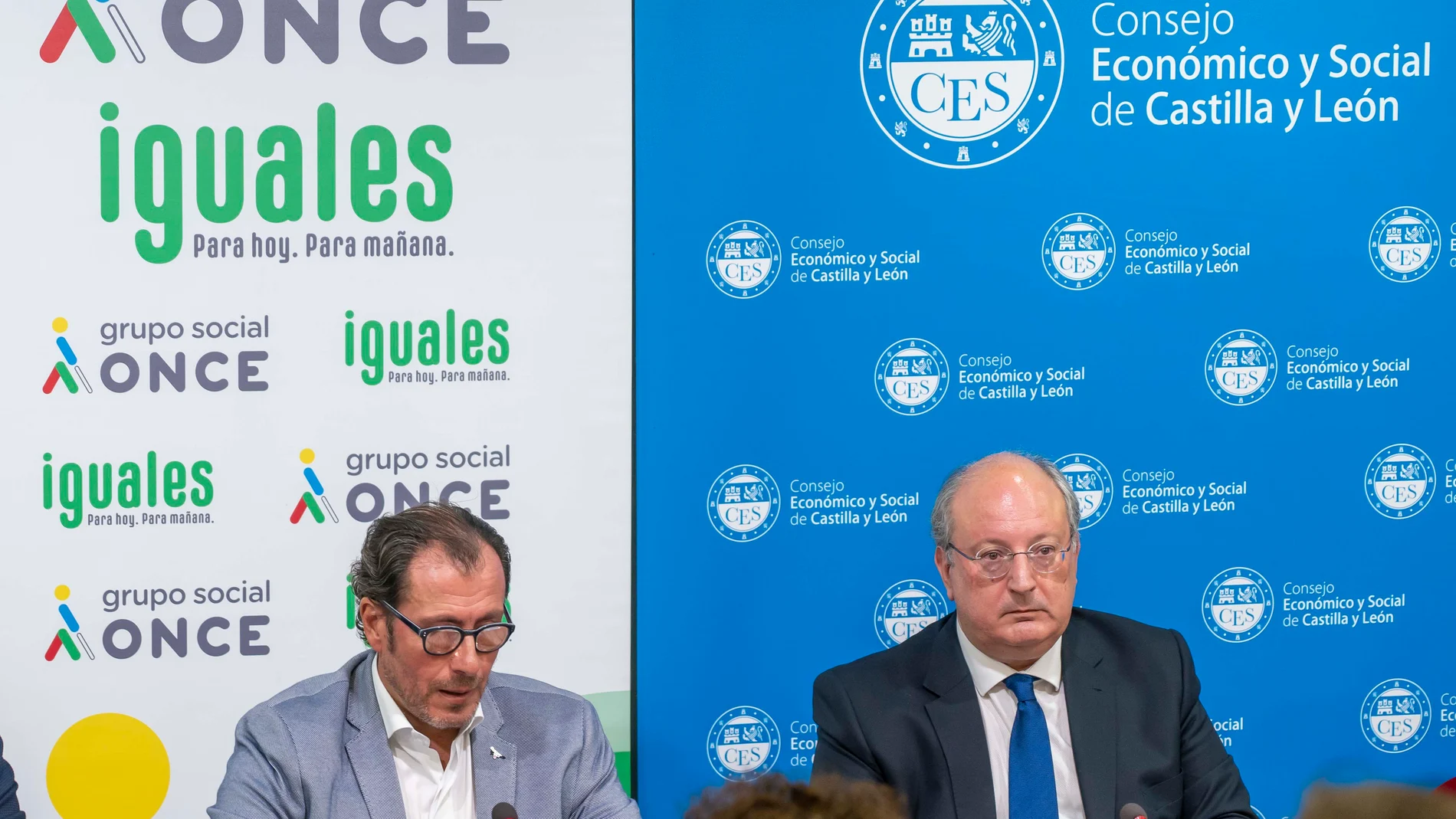 El presidente del CES, Enrique Cabero, y el delegado territorial de la ONCE en Castilla y León, Ismael Pérez, presentan los datos del Grupo Social ONCE durante 2021 tanto a nivel estatal, como la labor desarrollada en la Comunidad de Castilla y León