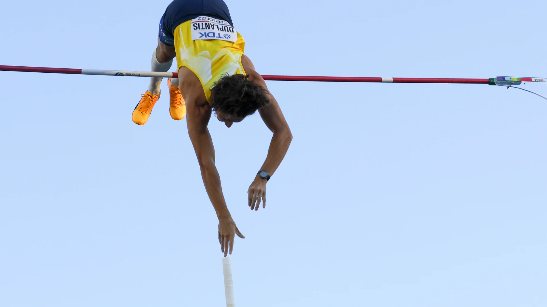 Armand Duplantis batió el récord del mundo y logró la medalla de oro con este salto.