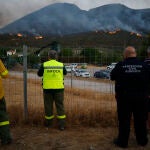 Efectivos de bomberos en el fuego producido en el término municipal de Pinos Puente (Granada)