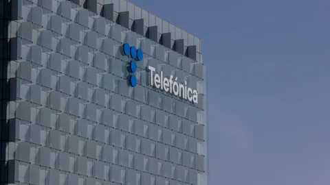 Fachada de la sede de la multinacional española Telefónica, situada en la Ronda de la Comunicación, en el denominado Distrito Telefónica, a 22 de Julio de 2022, en el barrio de Las Tablas, Madrid, (España)Telefónica se ha convertido en el primer operador de telecomunicaciones del mundo en obtener la validación de sus objetivos medioambientales de cero emisiones netas por parte de la iniciativa Science Based Targets (SBTi). 22 JULIO 2022; Ricardo Rubio / Europa Press 22/07/2022