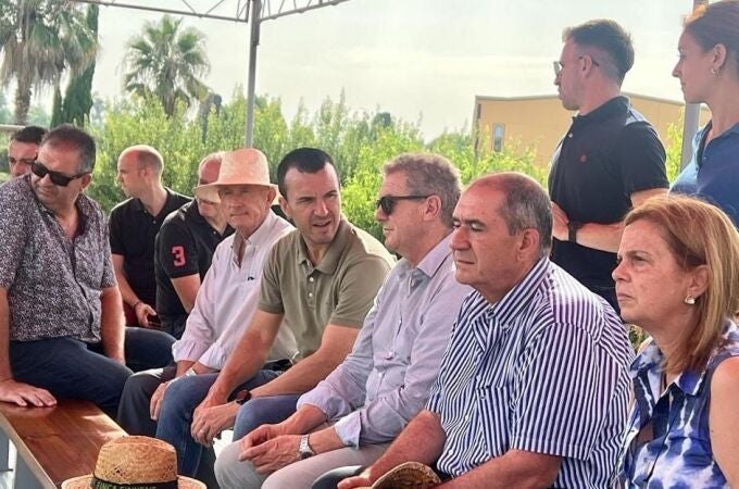 El portavoz del Partido Popular en la Diputación de Valencia, Vicente Mompó, (c), se reúne con agricultores