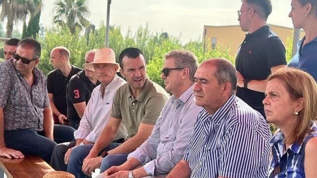 El portavoz del Partido Popular en la Diputación de Valencia, Vicente Mompó, (c), se reúne con agricultores