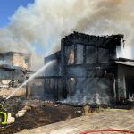 Los bomberos, en las labores de extinción de las viviendas de Guadalix de la Sierra
