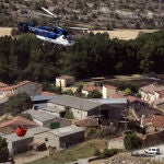 Un helicóptero trabaja en las labores de extinción de un incendio en Santo Domingo de Silos, Burgos